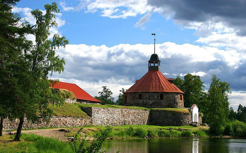 Главная достопримечательность города приозерска - старая каменная крепость Корела